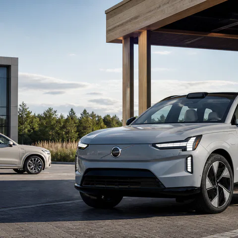 Immagine di copertina dedicata alle nuove funzioni Connected Safety per Volvo EX60, EX90 ed ES90