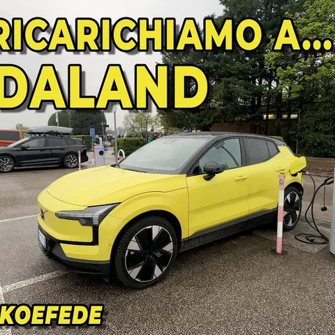 Copertina del test della Volvo EX30 tra consumi autostradali e ricarica nel parcheggio di Gardaland