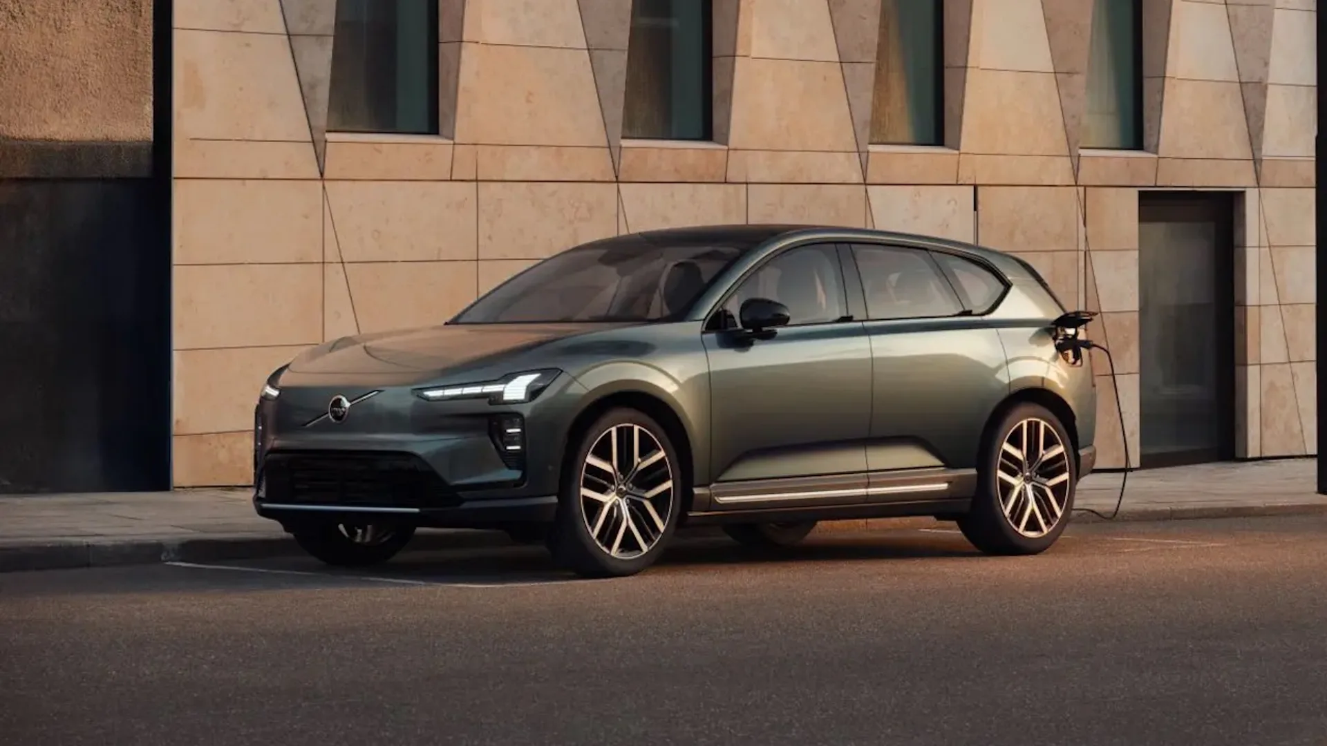 Volvo EX60 debutta con ricarica ultra-rapida