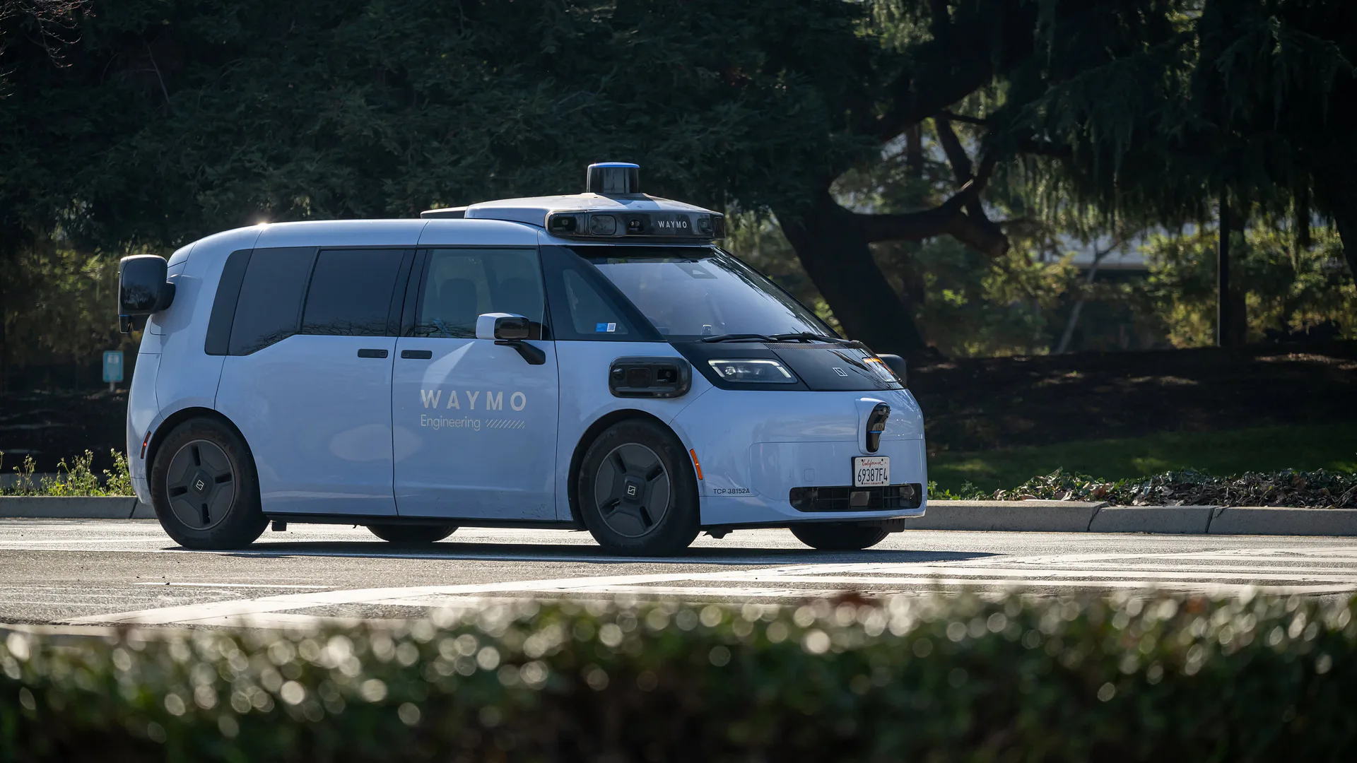 La nuova versione del robotaxi Waymo Ojai con finitura esterna e interni aggiornati
