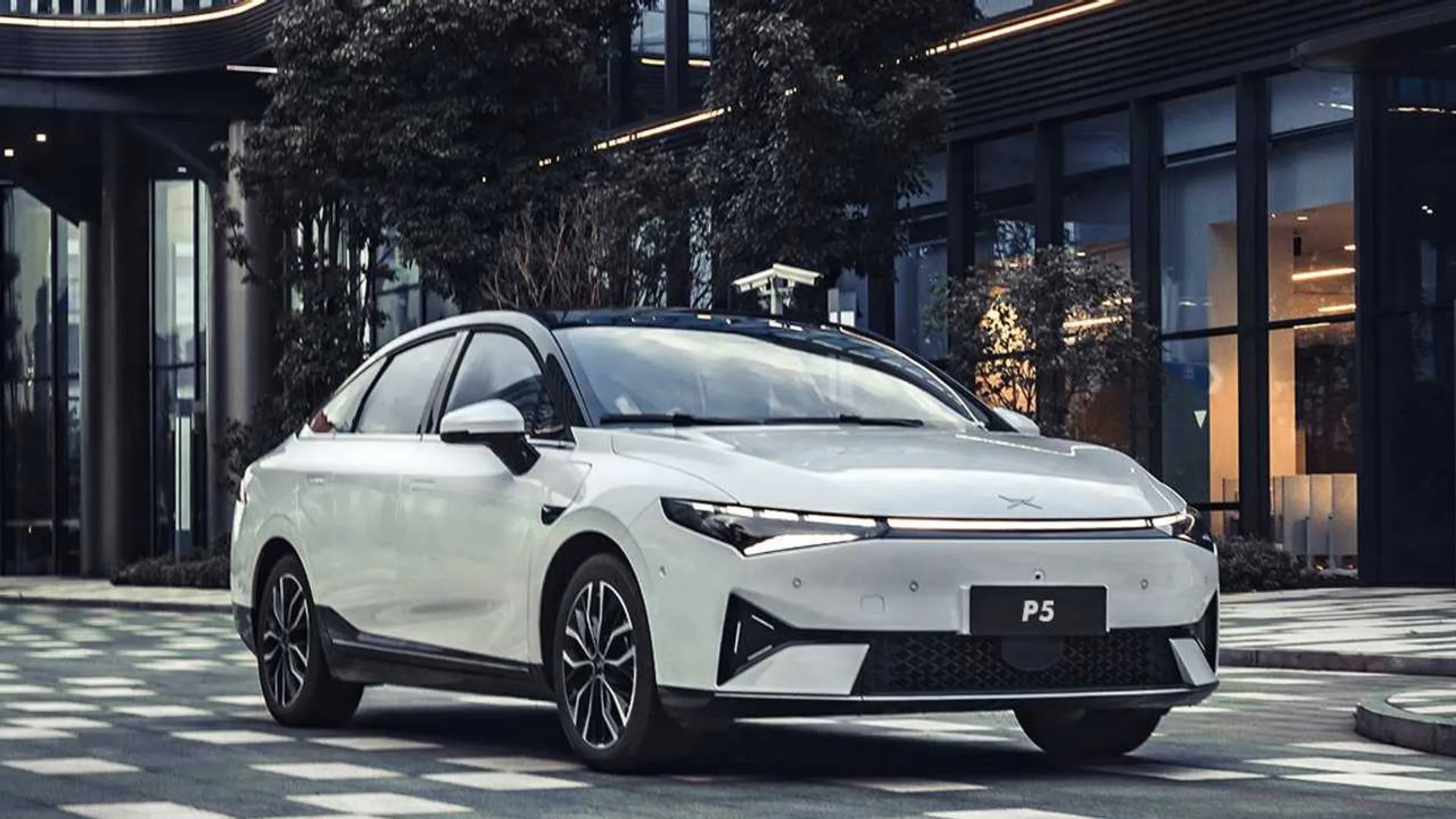xpeng p5 anteriore