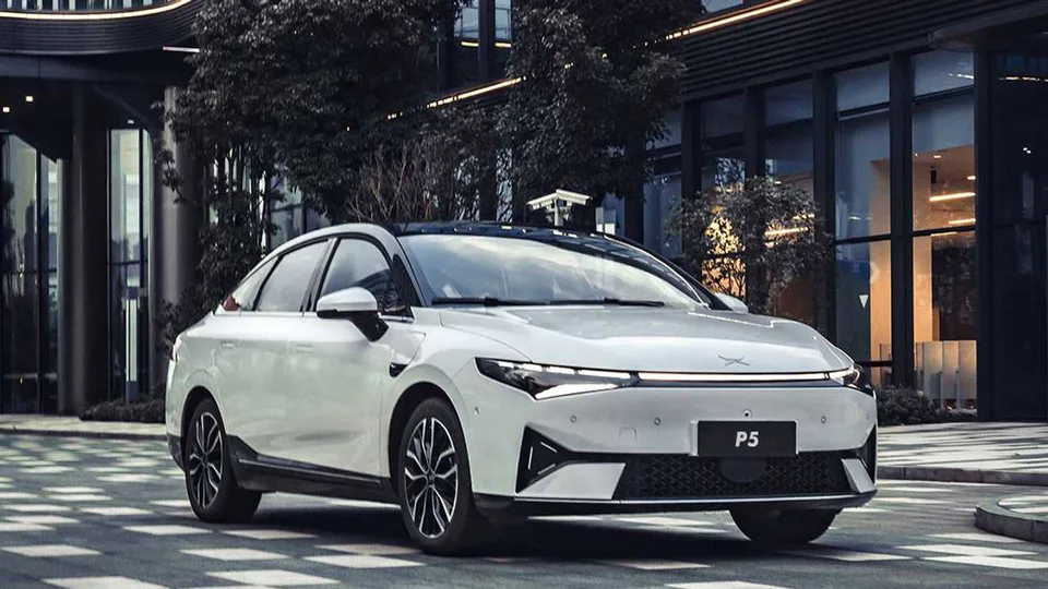 xpeng p5 anteriore