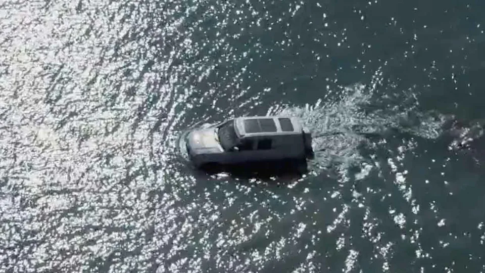 Il SUV YangWang U8 di BYD diventa quasi anfibio con la nuova modalità "Emergency Float".