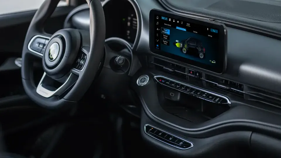 Elettronauti - Abarth 500e Cabrio - Infotainment - Vista della plancia