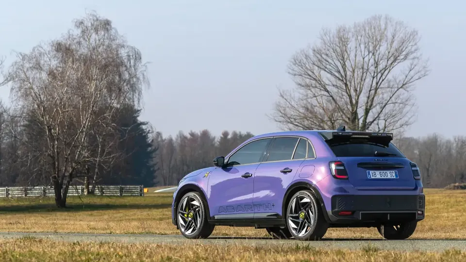 Elettronauti - Abarth 600e Scorpionissima - Viola - Esterno - Vista anteriore a tre quarti