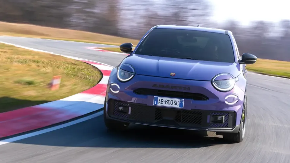 Elettronauti - Abarth 600e Scorpionissima - Viola - Esterno - Vista anteriore a tre quarti