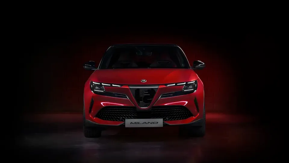 Elettronauti - Alfa Romeo Junior 54kWh - Nero - Esterno - Vista anteriore a tre quarti