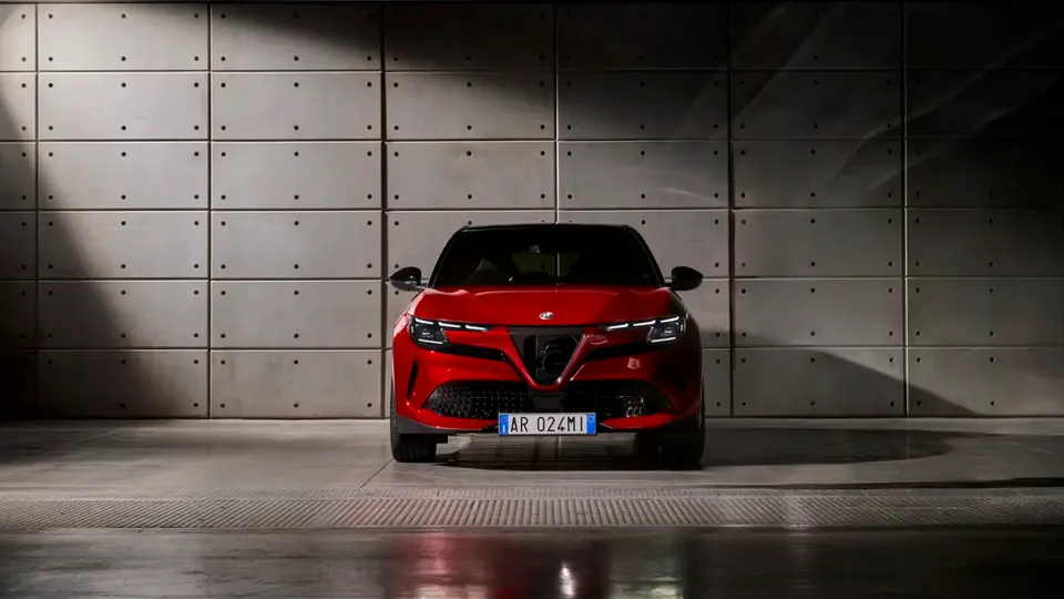 Elettronauti - Alfa Romeo Junior 54kWh - Rosso - Esterno - Vista anteriore a tre quarti