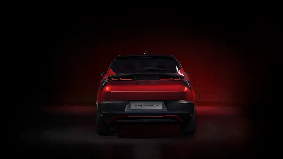 Elettronauti - Alfa Romeo Junior 54kWh - Rosso - Esterno - Vista anteriore a tre quarti
