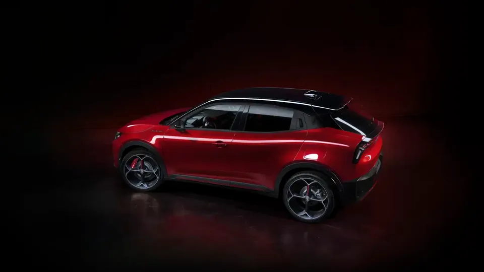 Elettronauti - Alfa Romeo Junior 54kWh - Rosso - Esterno - Vista anteriore a tre quarti