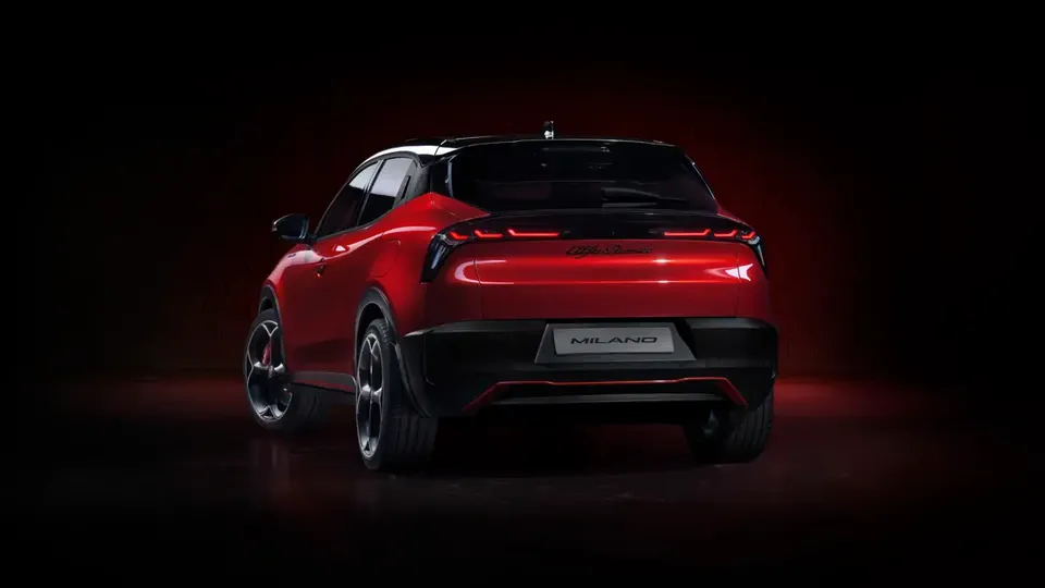Elettronauti - Alfa Romeo Junior 54kWh - Rosso - Esterno - Vista anteriore a tre quarti