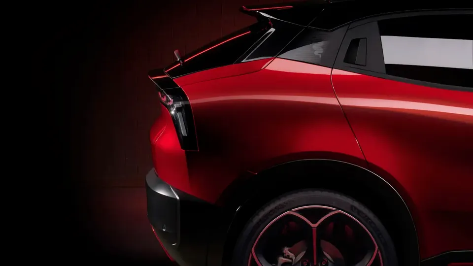 Elettronauti - Alfa Romeo Junior 54kWh - Rosso - Esterno - Vista anteriore a tre quarti