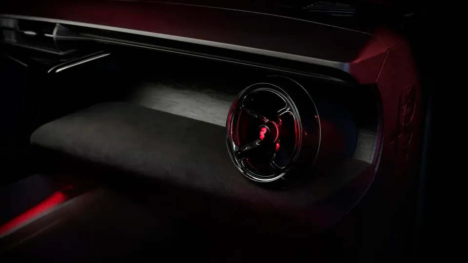 Elettronauti - Alfa Romeo Junior 54kWh - Rosso - Esterno - Vista anteriore a tre quarti