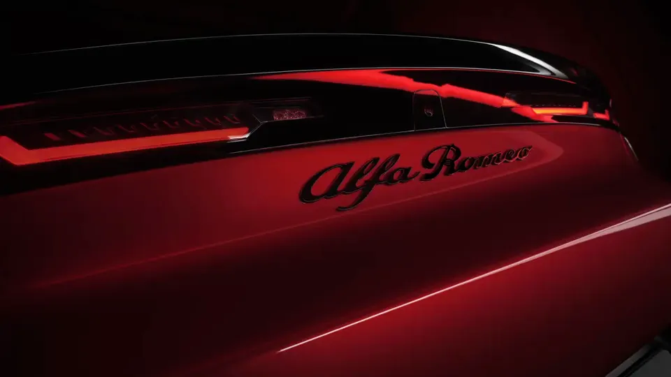 Elettronauti - Alfa Romeo Junior 54kWh - Rosso - Esterno - Vista anteriore a tre quarti