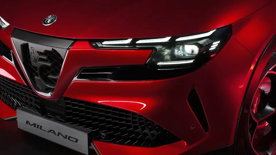 Elettronauti - Alfa Romeo Junior 54kWh - Rosso - Esterno - Vista anteriore a tre quarti