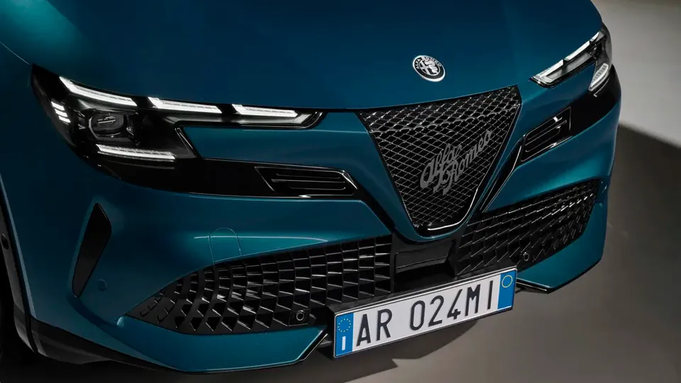 Elettronauti - Alfa Romeo Junior 54kWh - Bianco - Esterno - Vista anteriore a tre quarti
