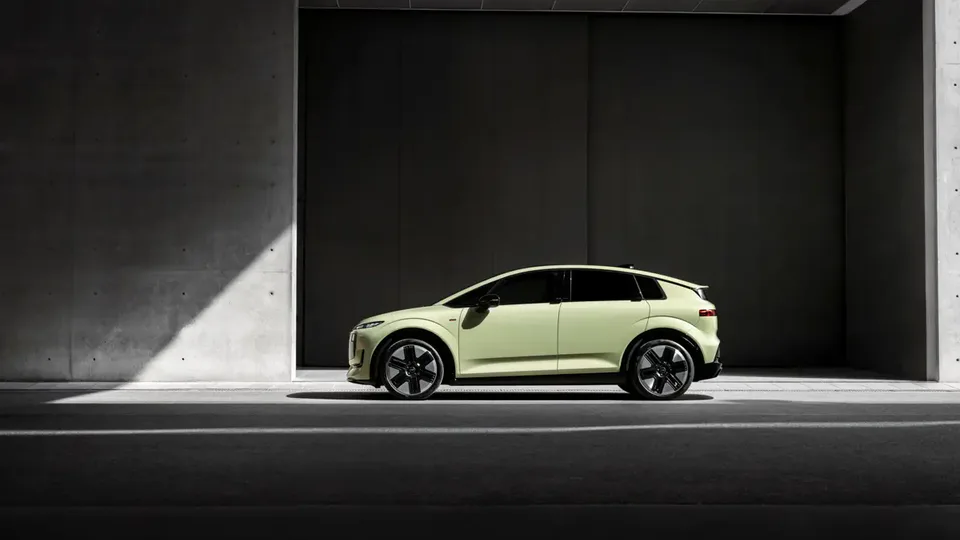 Elettronauti - Audi A2 e-tron verde chiaro in profilo laterale
