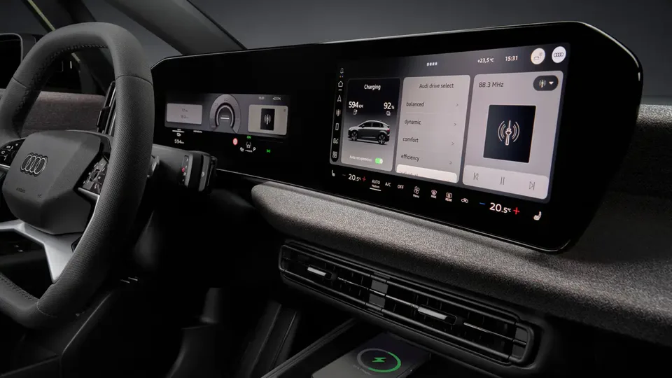 Elettronauti - Display di infotainment e plancia dell'Audi A2 e-tron con base di ricarica wireless