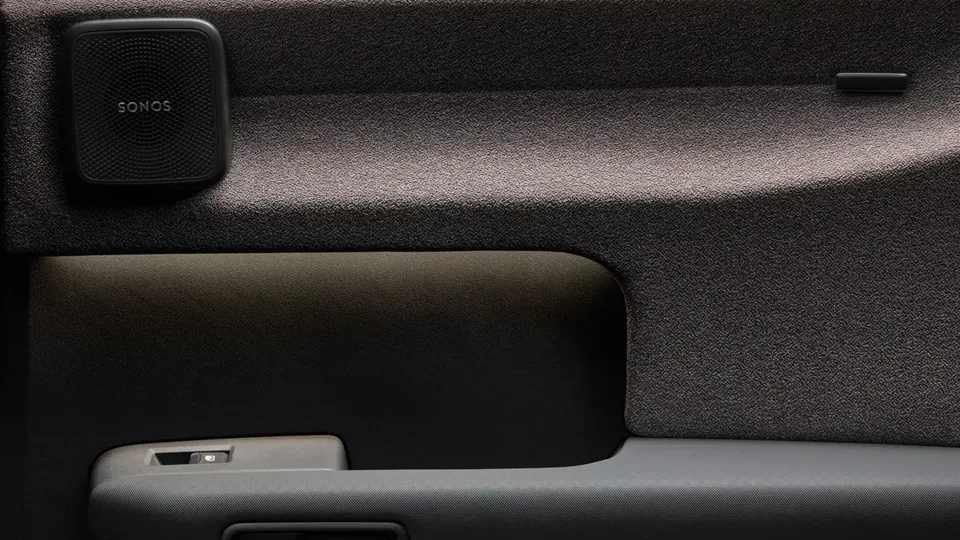Elettronauti - Pannello porta interno di Audi A2 e-tron con altoparlante e comandi dei finestrini