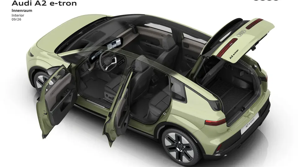 Elettronauti - Audi A2 e-tron con porta anteriore e portellone aperti, abitacolo e vano bagagli visibili