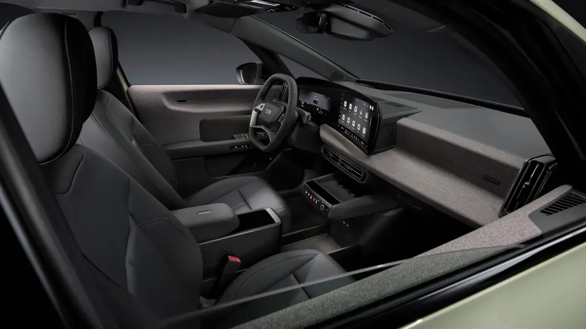 Elettronauti - Abitacolo anteriore dell'Audi A2 e-tron con sedili neri e display centrale