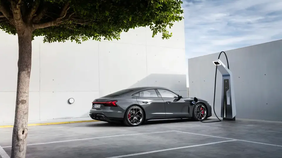 Elettronauti - Audi RS e-tron GT - Grigio - Esterno - Vista anteriore a tre quarti