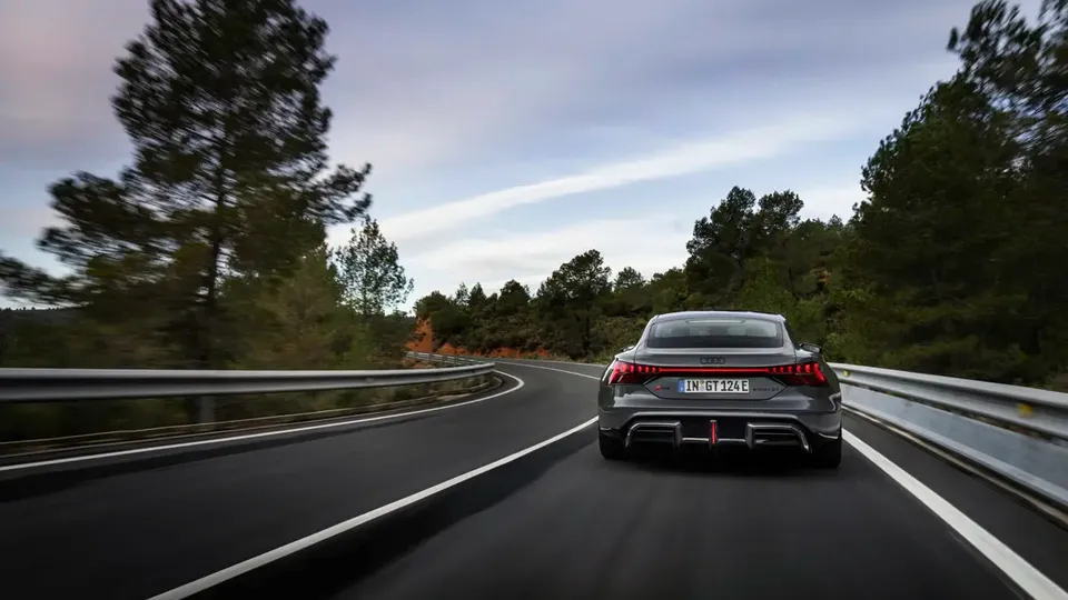 Elettronauti - Audi RS e-tron GT - Verde - Esterno - Vista anteriore a tre quarti