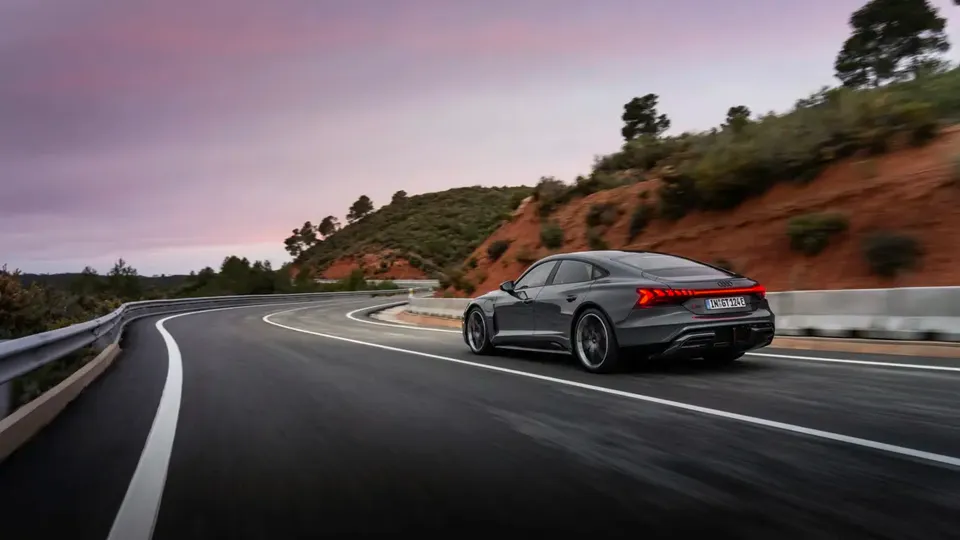 Elettronauti - Audi RS e-tron GT - Grigio - Esterno - Vista anteriore a tre quarti