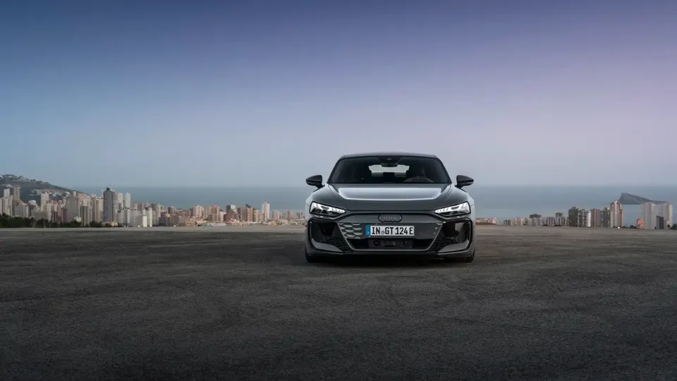 Elettronauti - Audi RS e-tron GT - Grigio - Esterno - Vista anteriore a tre quarti