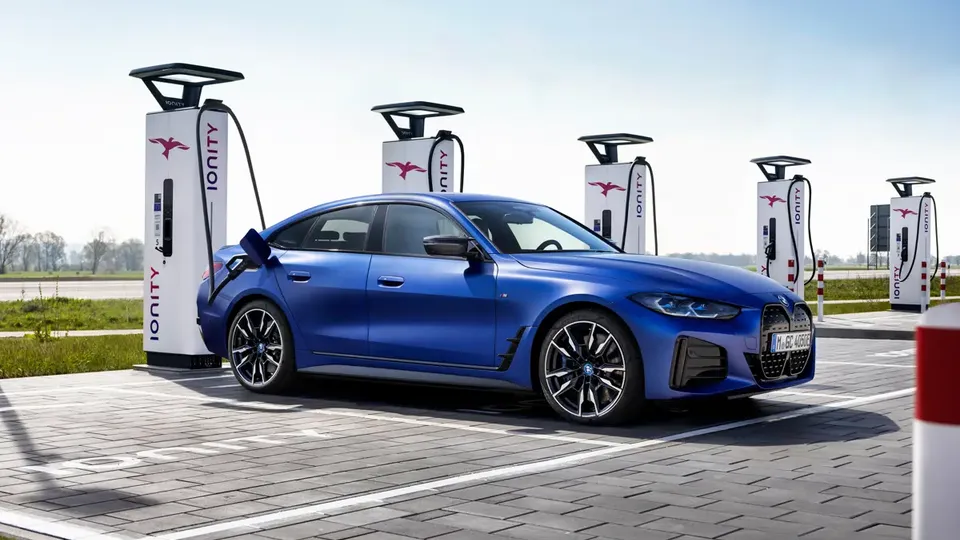 Elettronauti - BMW i4 M50 xDrive - Grigio - Esterno - Vista anteriore a tre quarti