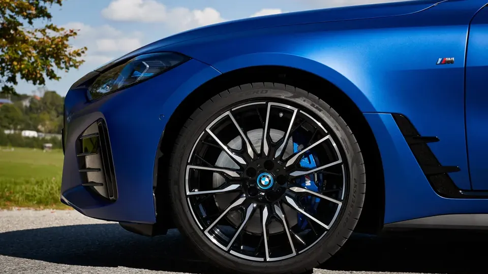 Elettronauti - BMW i4 M50 xDrive - Cerchio - Vista laterale