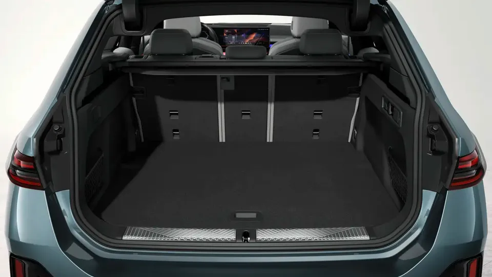 Elettronauti - BMW i5 M60 xDrive Touring - Vano di carico - Bagagliaio