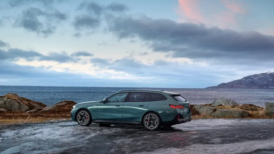Elettronauti - BMW i5 M60 xDrive Touring - Dark Grey - Esterno - Vista anteriore a tre quarti