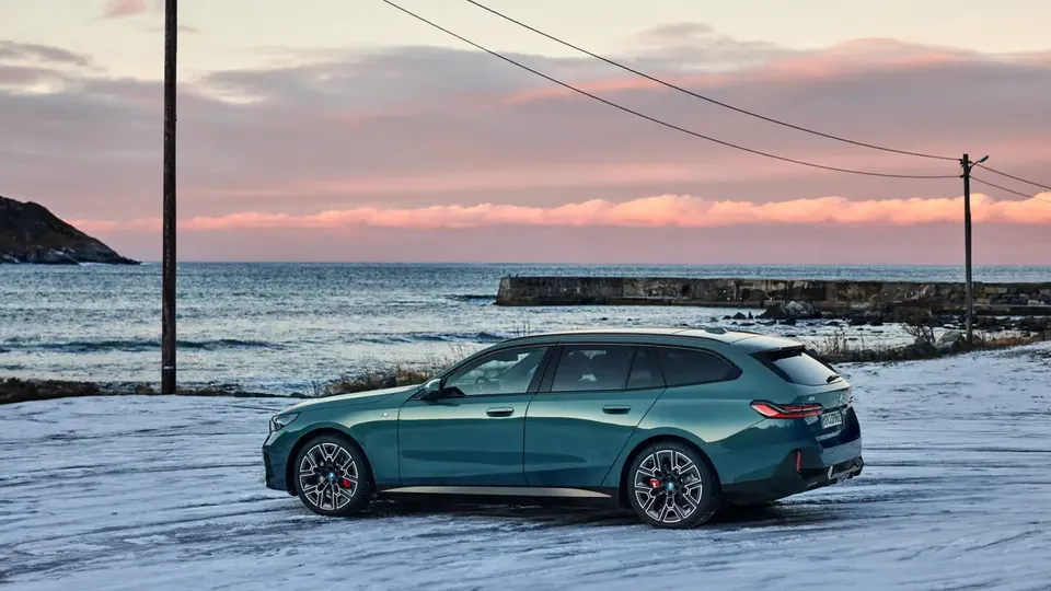 Elettronauti - BMW i5 M60 xDrive Touring - Grigio - Esterno - Vista anteriore a tre quarti