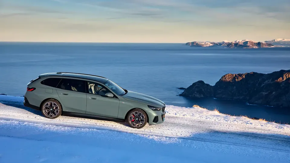 Elettronauti - BMW i5 M60 xDrive Touring - Rosso - Esterno - Vista anteriore a tre quarti