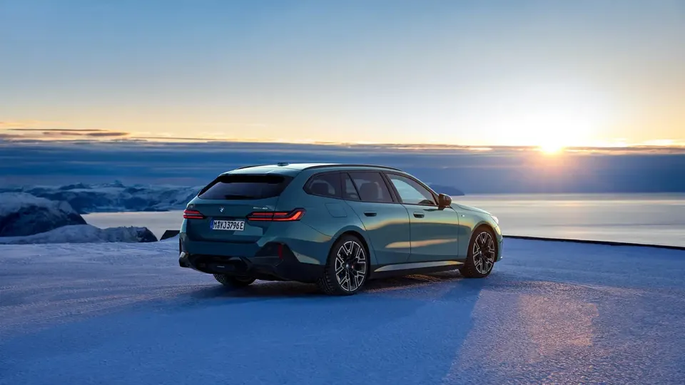Elettronauti - BMW i5 M60 xDrive Touring - Rosso - Esterno - Vista anteriore a tre quarti