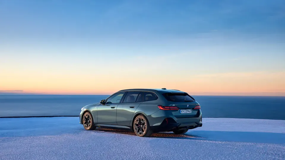 Elettronauti - BMW i5 Touring