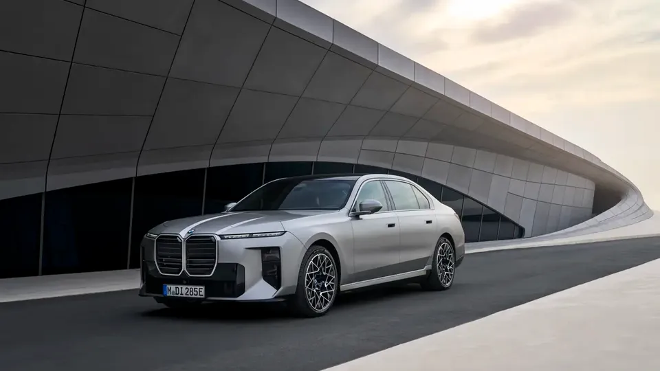 Elettronauti - BMW i7 50 xDrive - Nero - Esterno - Vista anteriore a tre quarti