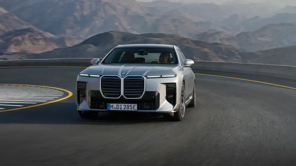 Elettronauti - BMW i7 50 xDrive - Grigio - Esterno - Vista anteriore a tre quarti