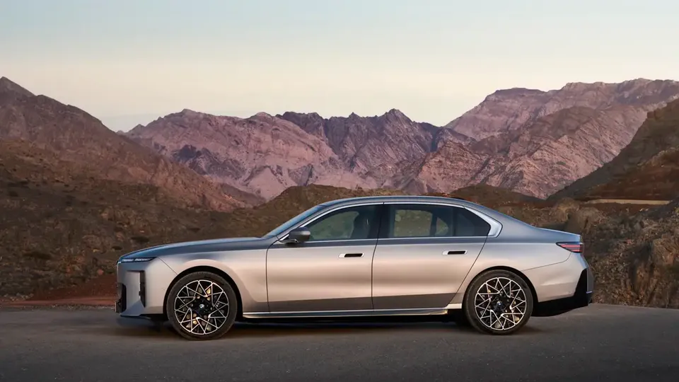 Elettronauti - BMW i7 50 xDrive - Grigio - Esterno - Vista anteriore a tre quarti