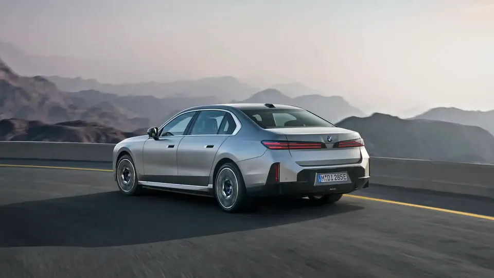 Elettronauti - BMW i7 50 xDrive - Grigio - Esterno - Vista anteriore a tre quarti