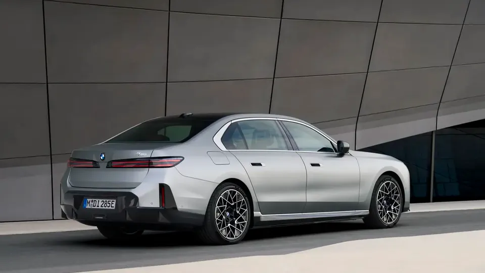 Elettronauti - BMW i7 50 xDrive - Grigio - Esterno - Vista anteriore a tre quarti