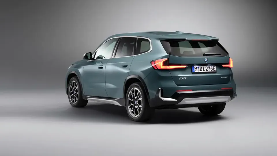 Elettronauti - BMW iX1 eDrive20 - Blu - Esterno - Vista anteriore a tre quarti