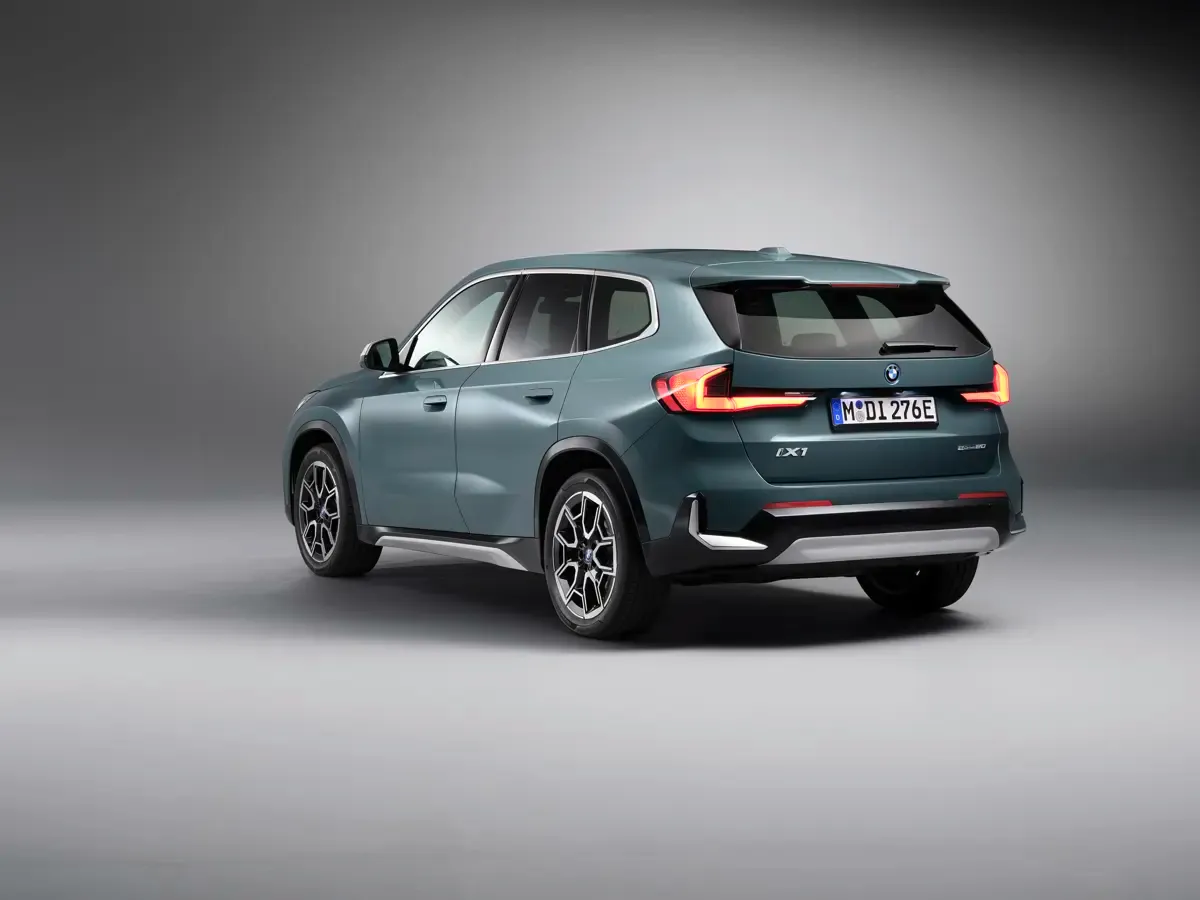 Elettronauti - BMW iX1 eDrive20 - Blu - Esterno - Vista anteriore a tre quarti