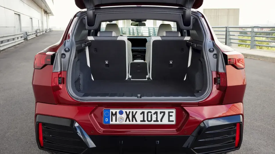Elettronauti - BMW iX2 eDrive20 - Vano di carico - Bagagliaio