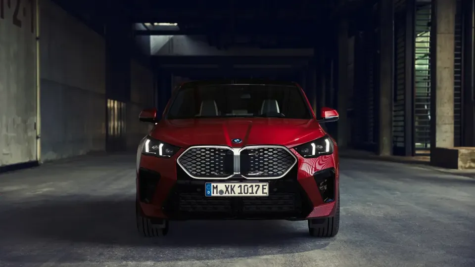 Elettronauti - BMW iX2 eDrive20 - Bianco - Esterno - Vista anteriore a tre quarti