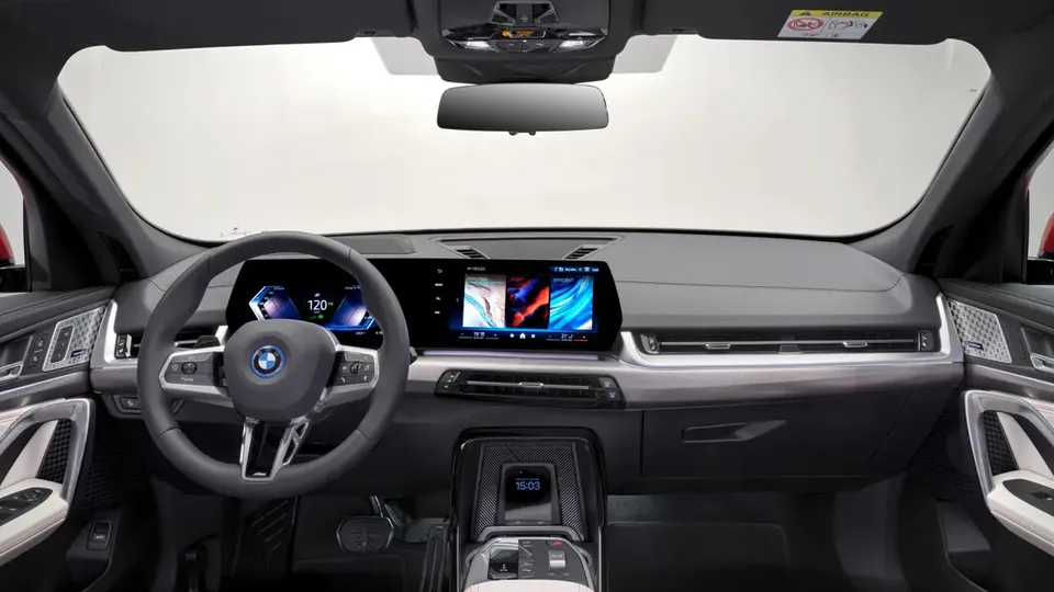 Elettronauti - BMW iX2 eDrive20 - Infotainment - Vista della plancia