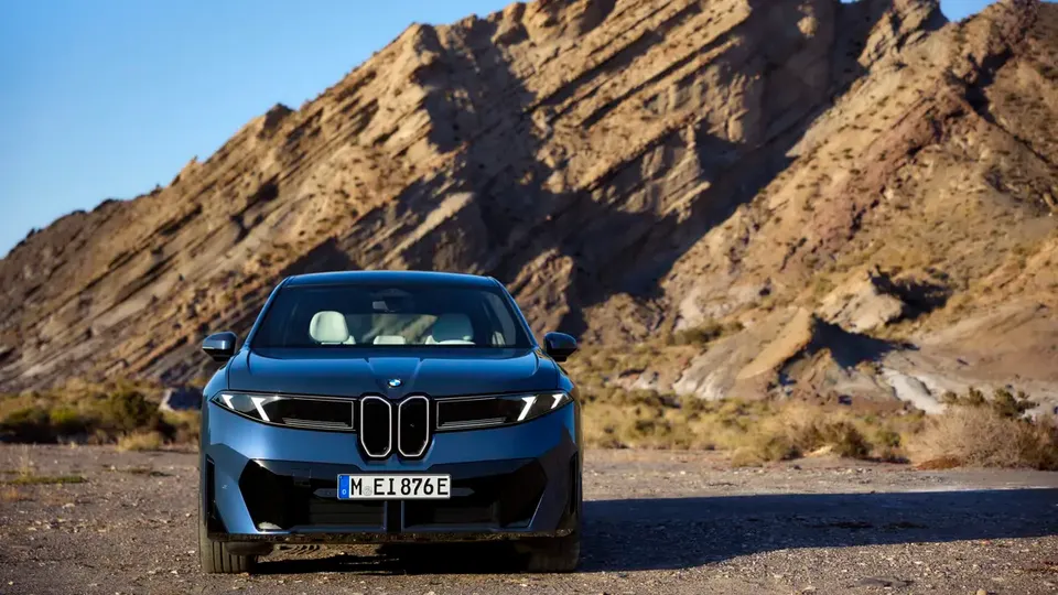 Elettronauti - BMW iX3 40 - Bronze - Esterno - Vista anteriore a tre quarti