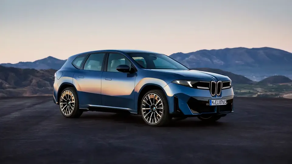 Elettronauti - BMW iX3 40 - Copper - Esterno - Vista anteriore a tre quarti