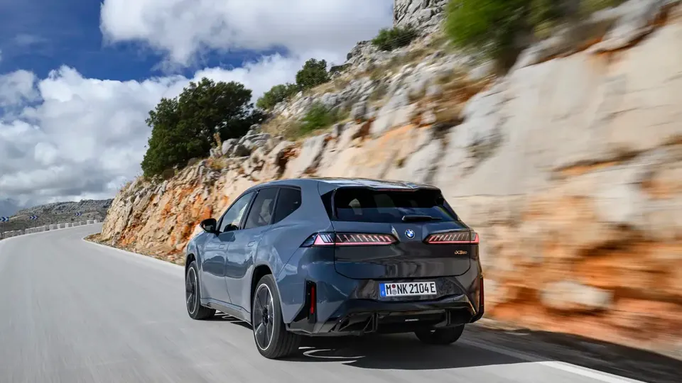Elettronauti - BMW iX3 40 - Argento - Esterno - Vista anteriore a tre quarti